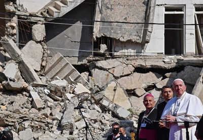 ローマ教皇、イラクの旧IS支配地を訪問 犠牲者に祈り