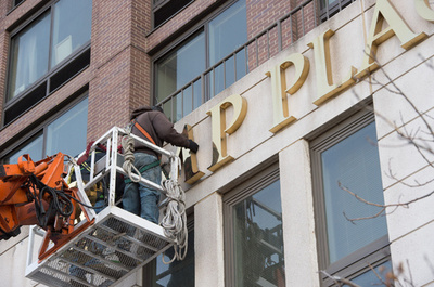 「トランプ」を外すことを決定、米NY高級マンション 署名活動受け