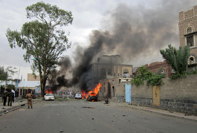 イエメン首都で自動車爆弾攻撃、国防相は無事 護衛ら12人死亡