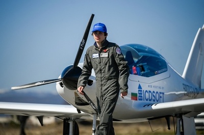 16歳が世界一周飛行に出発 最年少記録に挑む