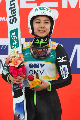 歴代最多勝に並んだ高梨、平昌五輪に向けて「自信になる」