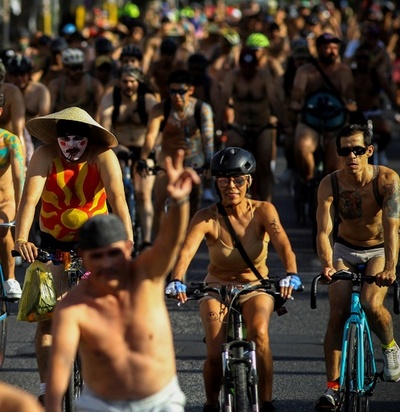裸のサイクリスト集団、交通安全や環境問題など訴え メキシコ