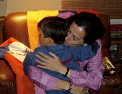 コロンビア人質事件のロハスさん、生き別れの息子と3年ぶり再会