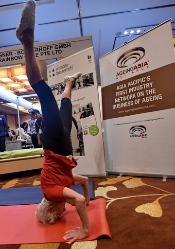 92歳の体操選手が演技披露、シンガポールのビジネスフォーラムで