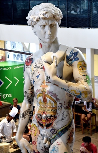 タトゥー入りダビデ像も登場、「ミケランジェロ・ウイーク」