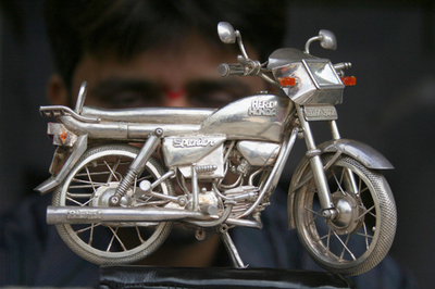 純銀製のヒーローホンダ・オートバイのミニチュアモデル