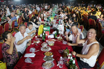 700人が料理を持ち寄り巨大宴会楽しむ　山東