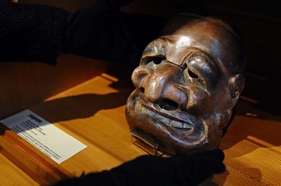 シラク元大統領そっくり？江戸時代の面 フランス