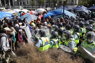 NZ、反コロナ規制の座り込み強制排除 テント燃やし抵抗