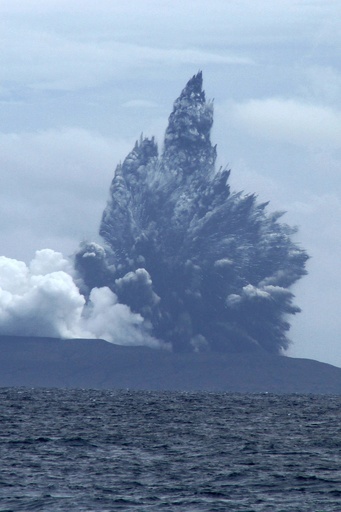 津波引き起こした火山島がまた噴火、インドネシア・スンダ海峡