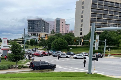 米病院で男が医師ら4人射殺 術後の痛み恨む