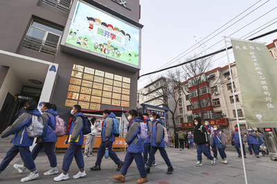 中国で進む留学の低年齢化 親の半数が「中学までに留学を」