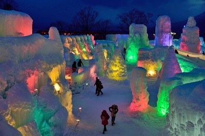 神秘的な氷の世界「千歳・支笏湖氷濤まつり」開幕