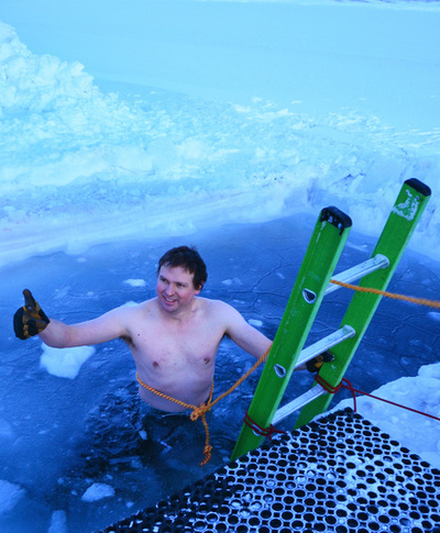 南極海にどっぷり、冬至祝う調査隊 豪モーソン基地