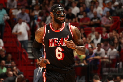 マスク着けたジェームズが復帰、ヒートがニックス下す