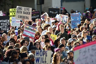 全米で女性主導の反トランプデモ、大統領就任2年を前に