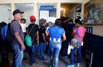 350人の移民キャラバン、メキシコ国境を強行突破