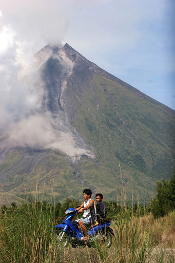マヨン山の火山活動、住民らに強制避難を警告 フィリピン