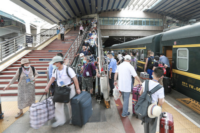 北京など5省は省をまたぐ観光活動を、全国は観光専用列車の運行を一時停止