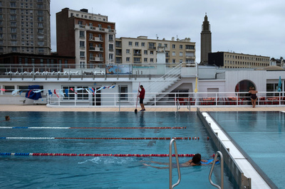 女性もトップレスでプール利用可能に 独ゲッティンゲン