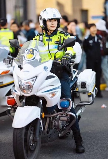 「上海外灘で最も美しい女性警察官」、初めて公の場で回答