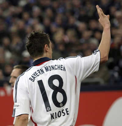 バイエルン アウェーでシャルケに勝利