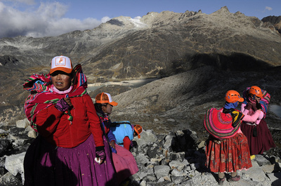 民族衣装で6000メートル峰へ ボリビア先住民女性