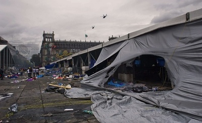 メキシコの教職員組合デモ、機動隊が強制排除