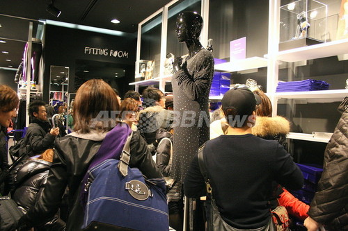 Jimmy Choo for H&M発売開始、約3000人が行列 Jimmy Choo for H&M発売開始、約3000人が行列