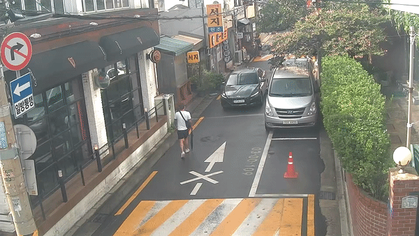 先月17日、ソウル市龍山区の路上で、40代男と車がすれ違う様子。この場面が「故意の事故」として立件されたかは不明（映像提供=龍山警察署）(c)MONEYTODAY