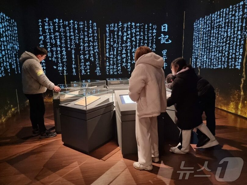 乱中日記展示物を見る訪問者＝韓国観光公社提供(c)news1