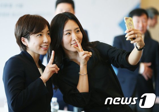 イ・サンファ（李相花）＝右＝と写真を取る小平奈緒(c)news1