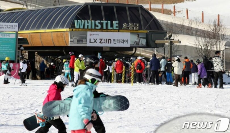 新型コロナウイルスのパンデミック後、3年ぶりの通常オープンを迎えた韓国・昆池岩リゾートスキー場(c)news1