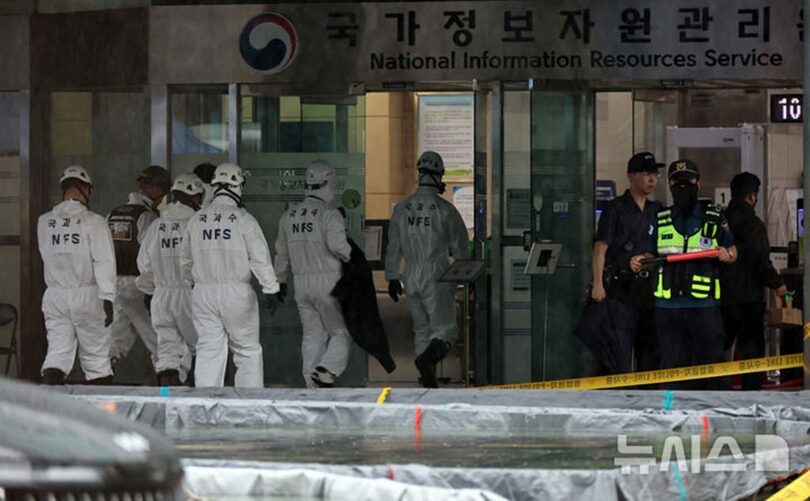 国家情報資源管理院現場に向かう国立科学捜査研究院の要員(c)NEWSIS