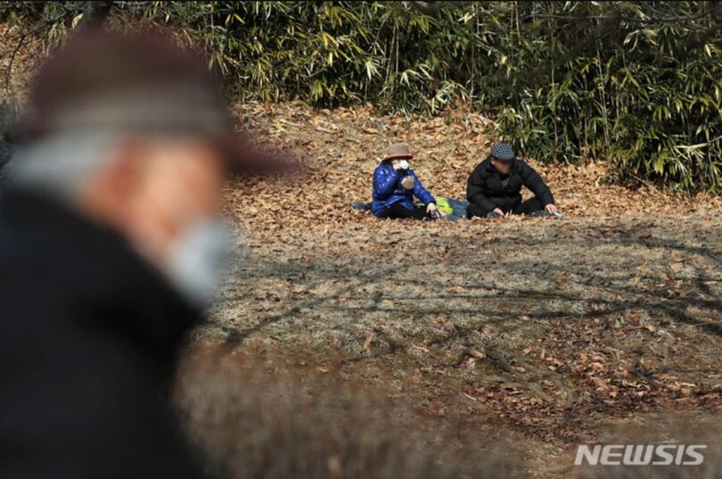 オリンピック公園で休憩するお年寄り(c)NEWSIS