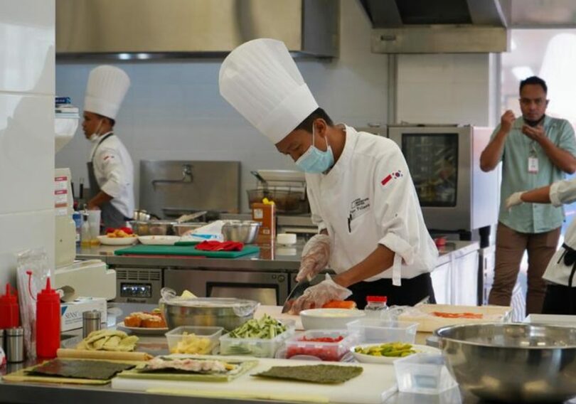 インドネシアの「フード・イノベーション・ラボ（FIL）」でレシピ教育を受けるFIL所属シェフ（提供=ロッテ持株）(c)NEWSIS