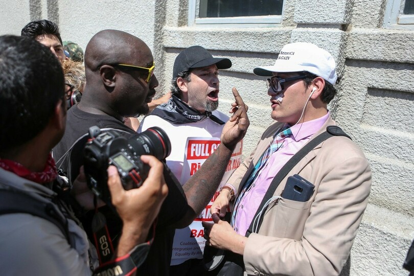 予定された右派の集会に対抗デモ、10人超の身柄拘束 米加州