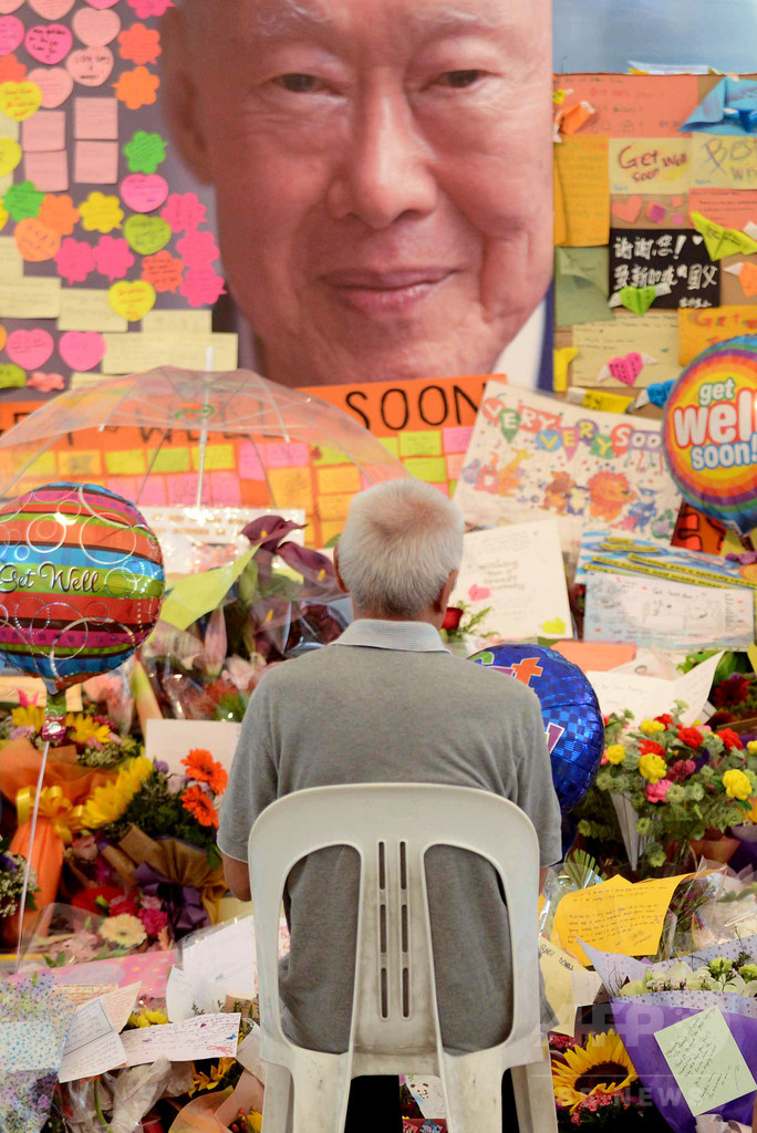 リー・クアンユー元首相の冥福祈る市民、シンガポール