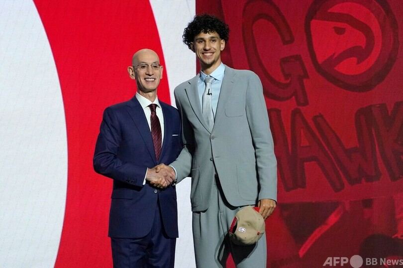 NBAドラフト、全体1位は仏出身リザシェ ホークスが指名