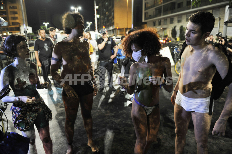 裸でサイクリング、れっきとした車社会への抗議活動です ブラジル
