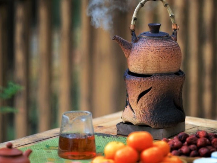 中国茶の新たな楽しみ方「囲炉煮茶」、若者中心に人気急上昇