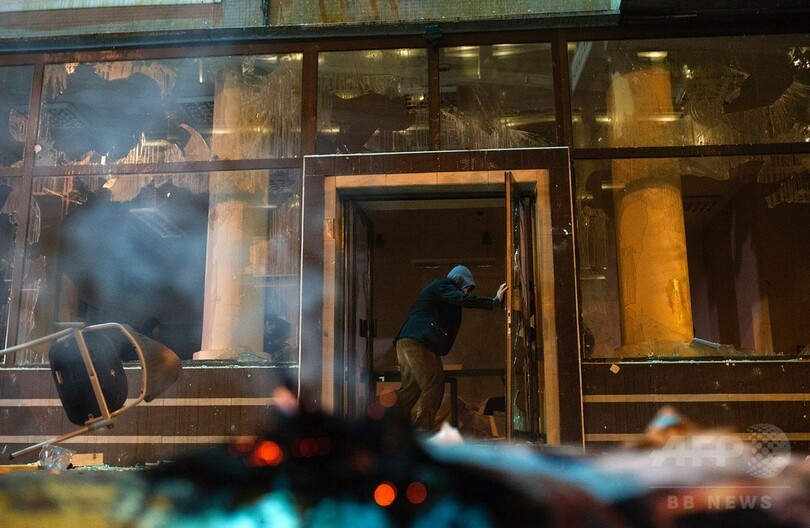 デモ隊が大統領府に放火 マケドニア、盗聴疑惑で抗議激化