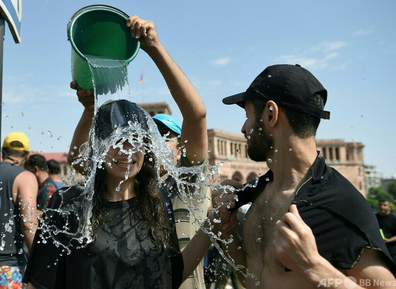 【今日の1枚】不意打ちもあり、伝統の水かけ祭り アルメニア
