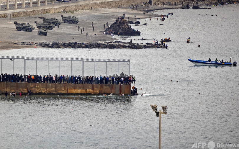 スペイン領セウタに移民8千人殺到 モロッコとの対立深まる