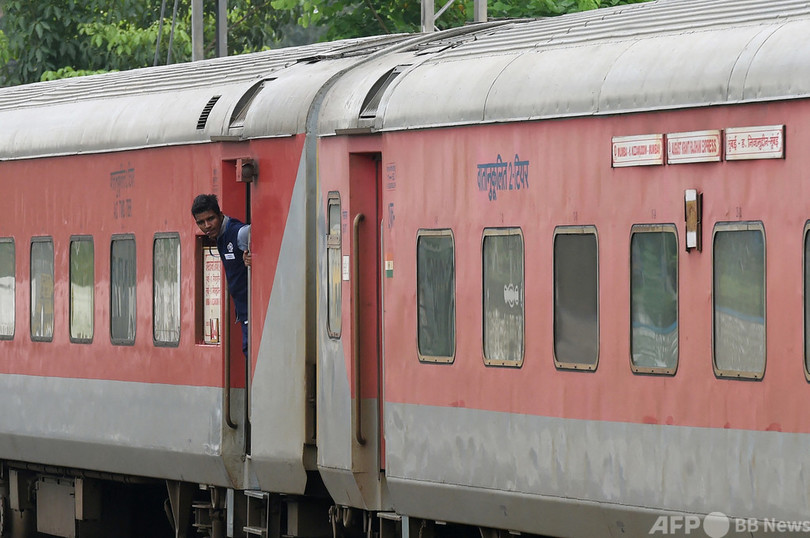 牛避けようと急ブレーキ 旅客列車が35キロ逆走 インド