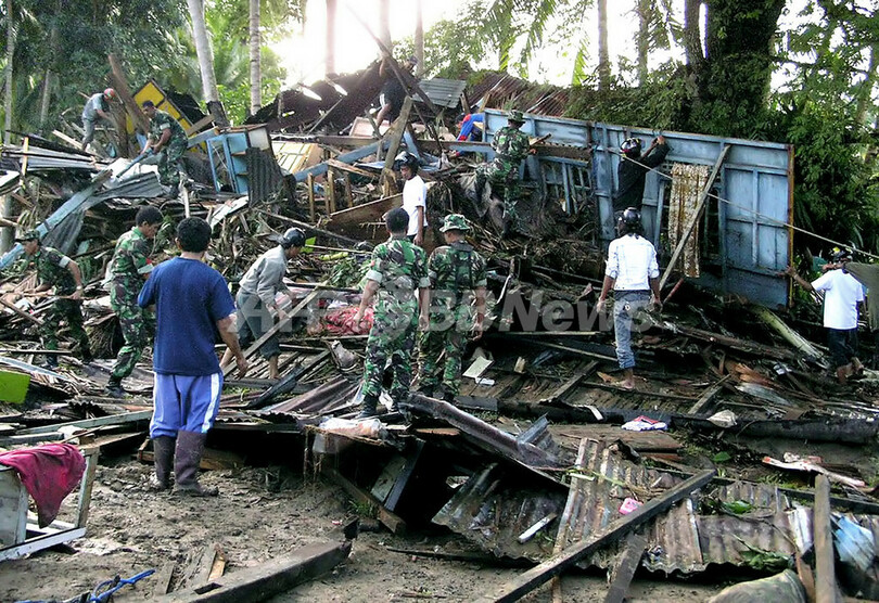 土砂崩れで少なくとも40人死亡 - インドネシア