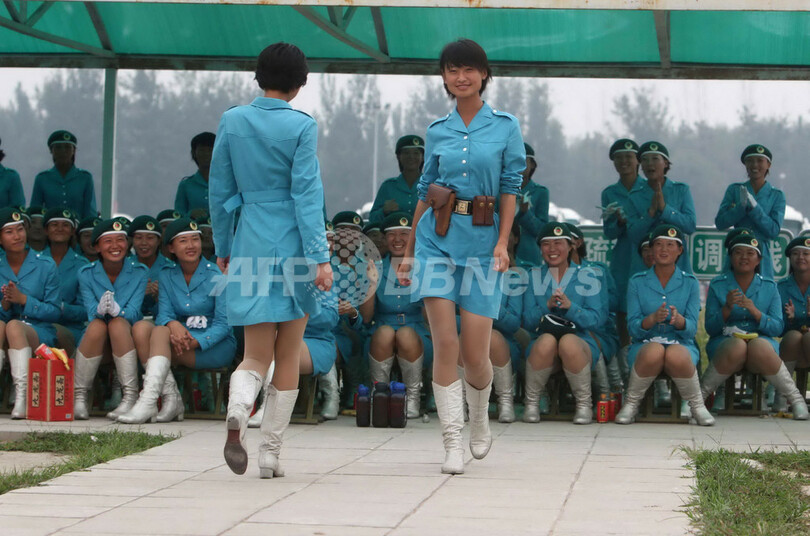 建国60周年に向け女性民兵が行軍の予行演習、中国