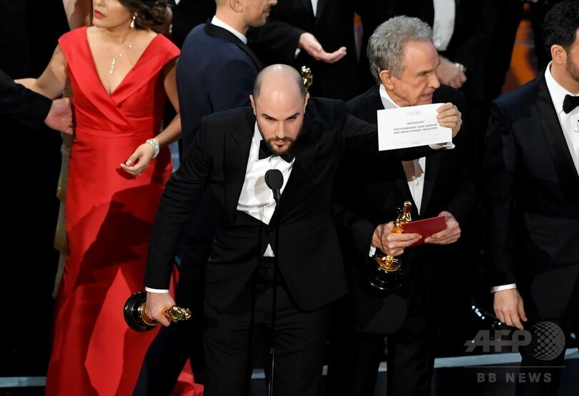 アカデミー賞ミス、担当者が主演女優賞の封筒渡す ツイッターに熱中？