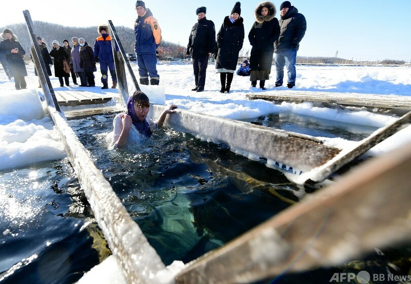 プーチン氏、上半身裸で冷たい水に漬かる ロシア正教の神現祭