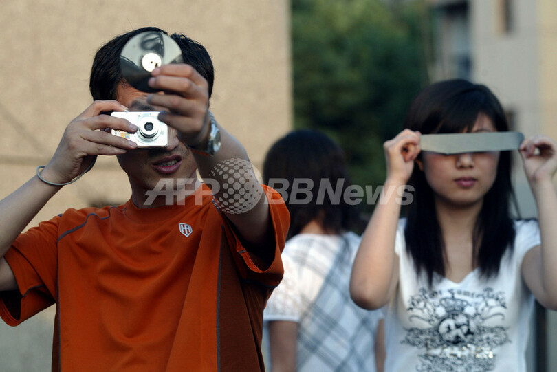 世界各地で日食観測、思い思いに観察